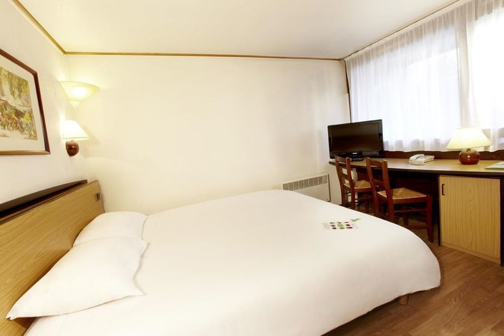 Campanile Vire Hotel Room photo